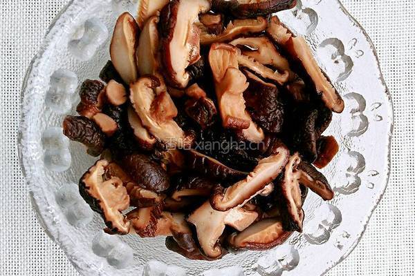 腊味香菇焖饭的做法图解2