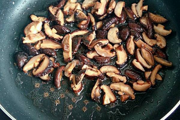 腊味香菇焖饭的做法图解5