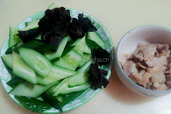 青瓜木耳炒肉的做法图解1