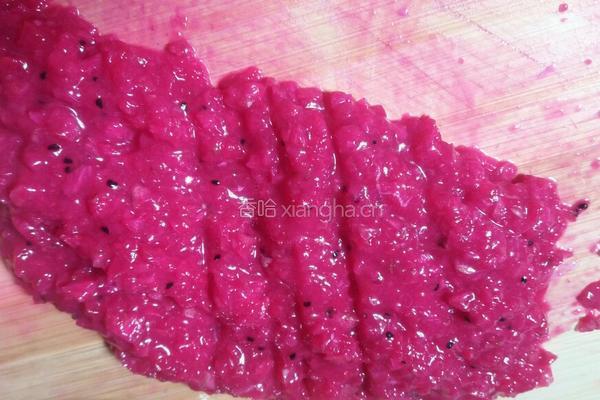 火龙果彩色水饺香菇猪肉馅的做法图解1