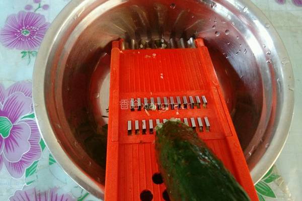 黄瓜猪肉木耳水饺的做法图解4