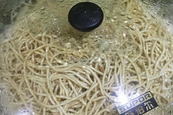 五花肉加蛇豆角闷面的做法图解1