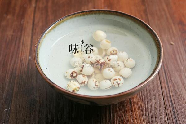 芡实莲子煲猪心的做法图解3
