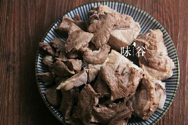 芡实莲子煲猪心的做法图解4