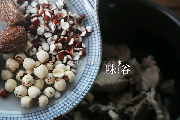 芡实莲子煲猪心的做法图解5