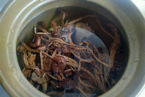 茶树菇鸡腿汤的做法图解3