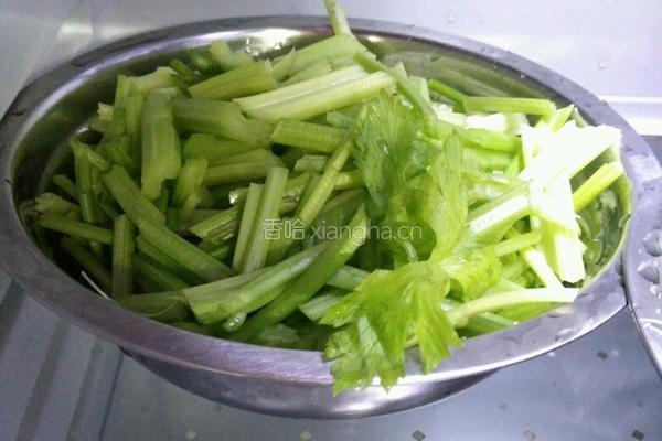 芹菜小炒肉的做法图解1