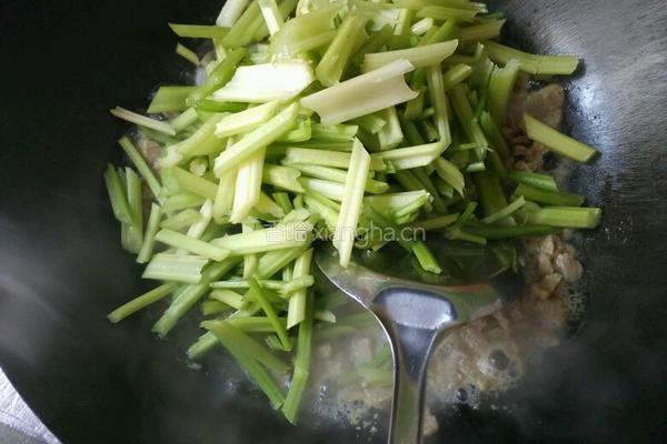 芹菜小炒肉的做法图解3