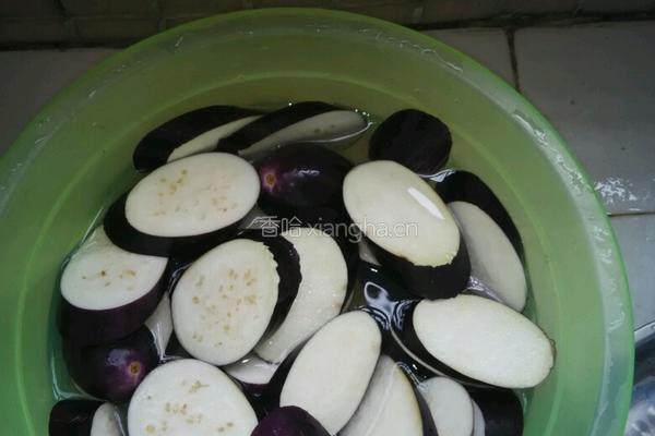 五花肉烧茄子的做法图解1