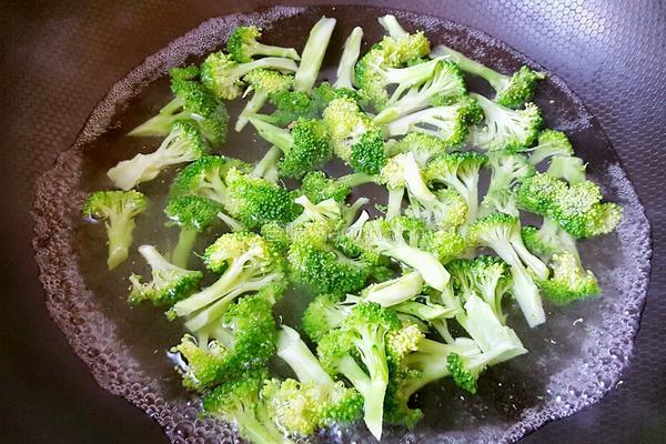 清炒山药西兰花的做法图解1