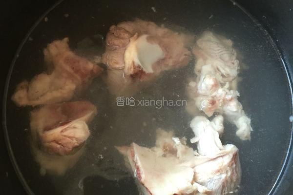 玉米排骨汤的做法图解2