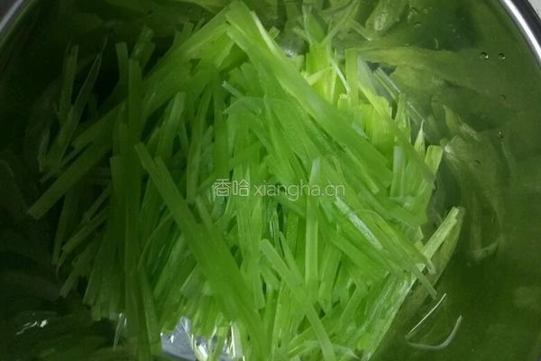 香拌青笋丝的做法图解1