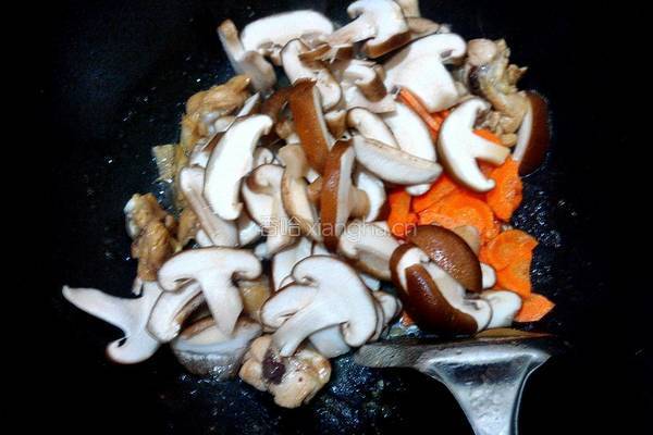 香菇炒鸡肉的做法图解6