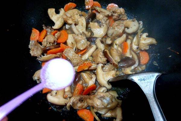 香菇炒鸡肉的做法图解7