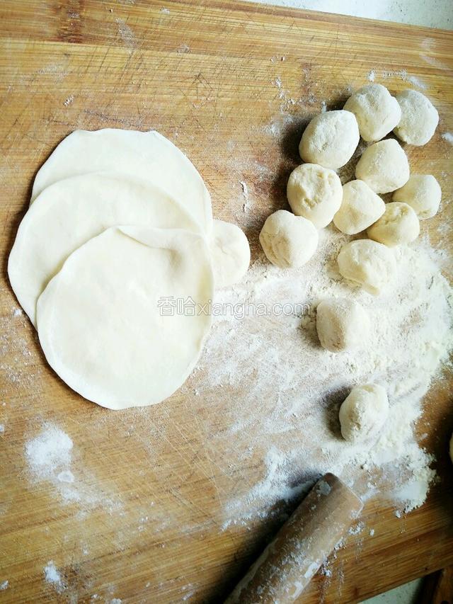 面团揉成长条！掐成小挤子擀成面皮包饺子就可以了