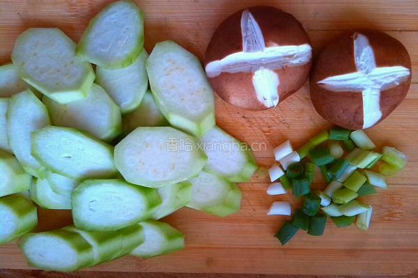 丝瓜紫菜香菇蛋汤的做法图解1