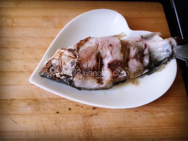待鲫鱼煎至两面金黄时，即可盛出备用