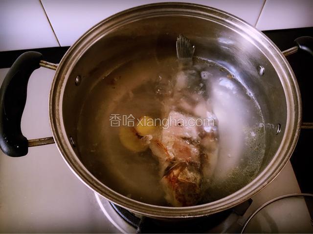 汤锅内倒入清水，待煮沸时放入生姜片，及煎好的鲫鱼，大火炖制