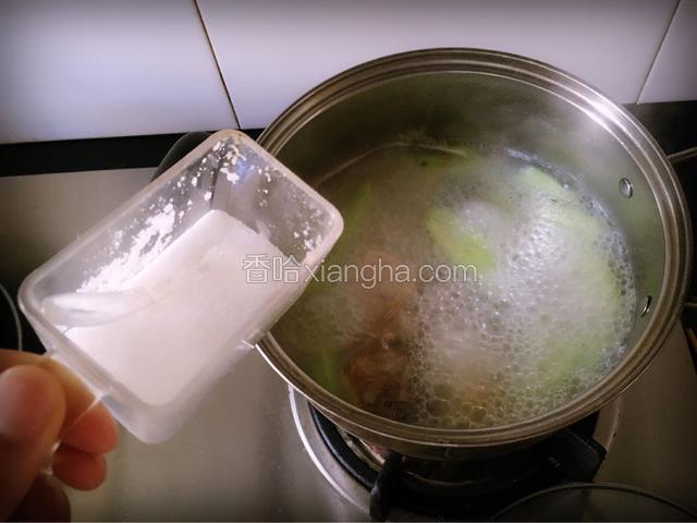 最后锅中汤变至牛奶浓白时，撒入盐，即可离火