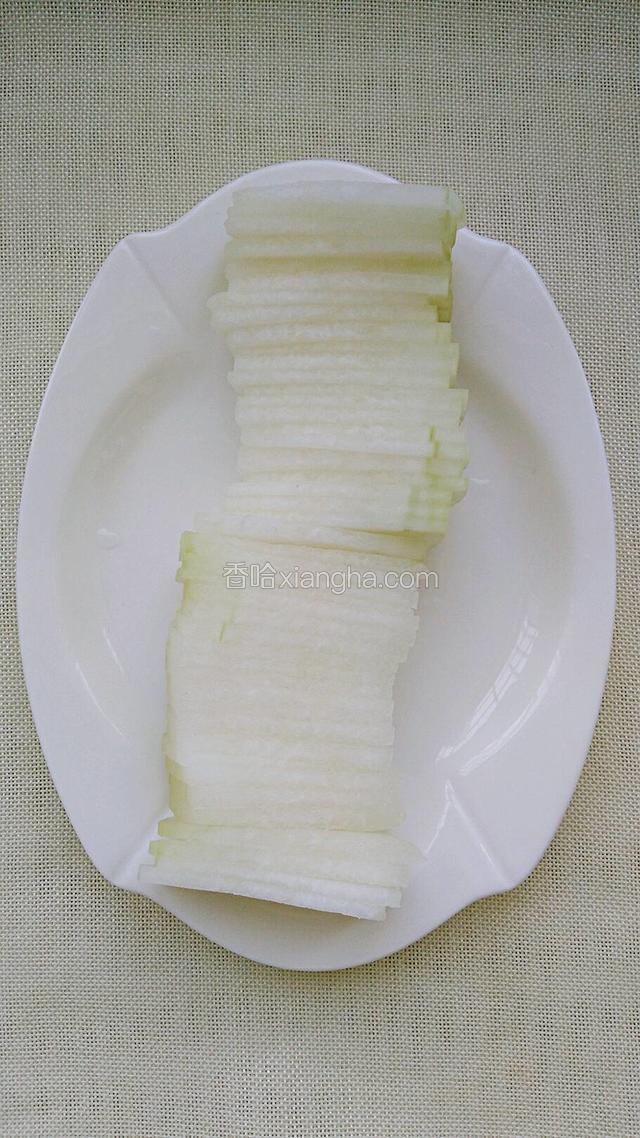 冬瓜切片备用。