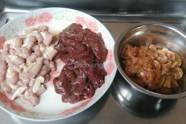 瘦肉炒猪肝小肠的做法图解1