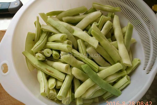肉炖豆角的做法图解1