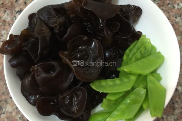 木耳汆肉的做法图解1