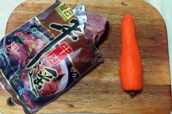 牛肉炖胡萝卜的做法图解1