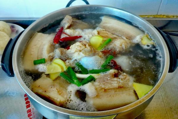 大骨棒炖酸菜的做法图解3