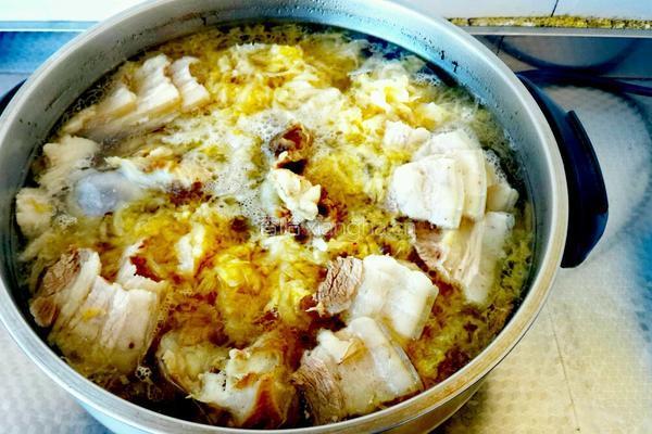 大骨棒炖酸菜的做法图解5