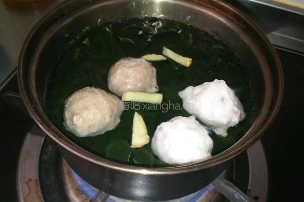 裙带菜汆丸子汤的做法图解4