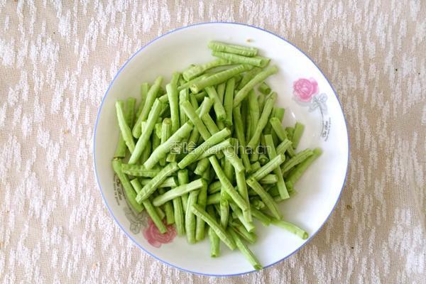 西红柿炒豆角的做法图解2