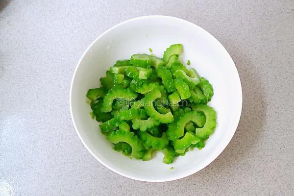 枸杞子葱油苦瓜的做法图解7