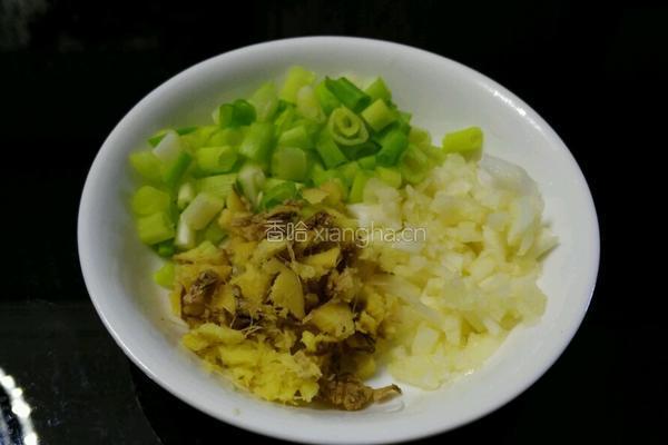 番茄小鸡菇（三鲜小鸡菇）的做法图解1
