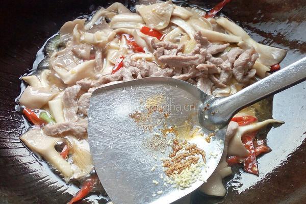 平菇炒肉的做法图解12
