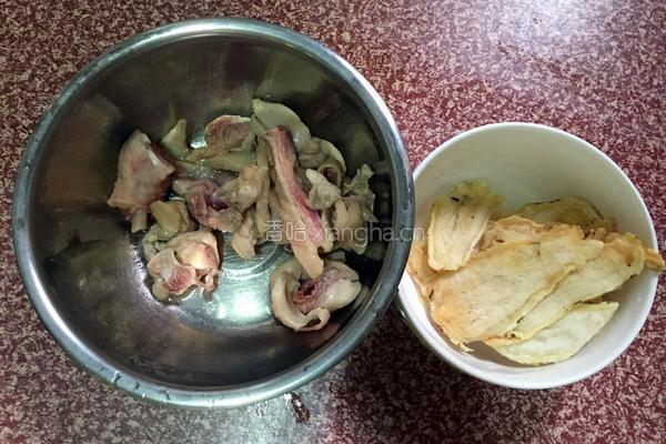 当归炖鸡的做法图解2