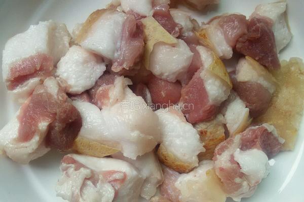 红烧肉炖海带的做法图解1