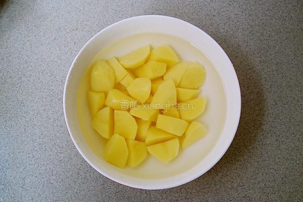土豆焖鸡的做法图解1