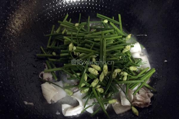 韭菜炒鱿鱼的做法图解5