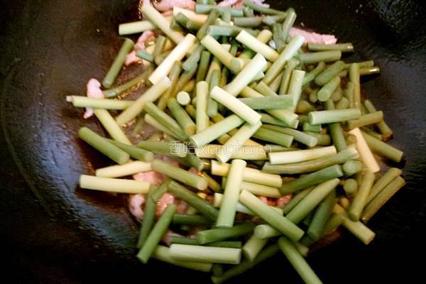 蒜苔炒肉的做法图解4
