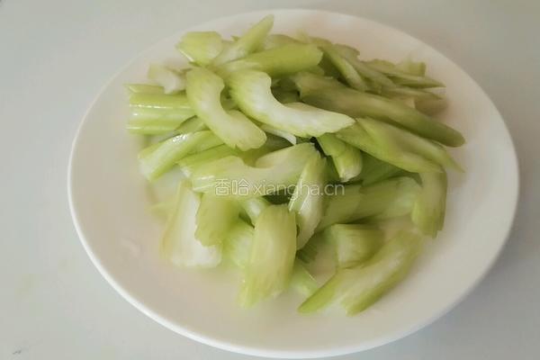清炒芹菜的做法图解2