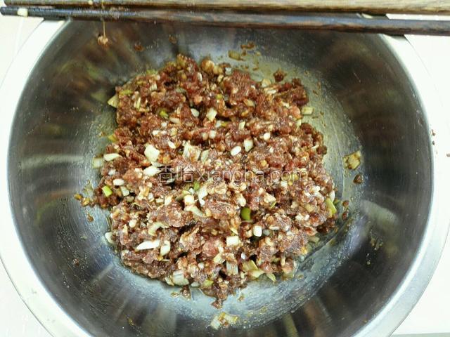 牛肉馅放盆中，加入葱姜末，盐，酱油，香油白胡椒粉拌匀备用