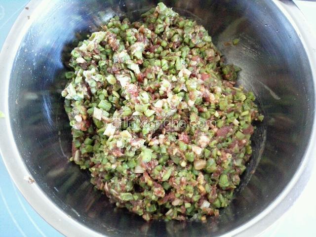 剁碎豆角放入牛肉馅中拌匀