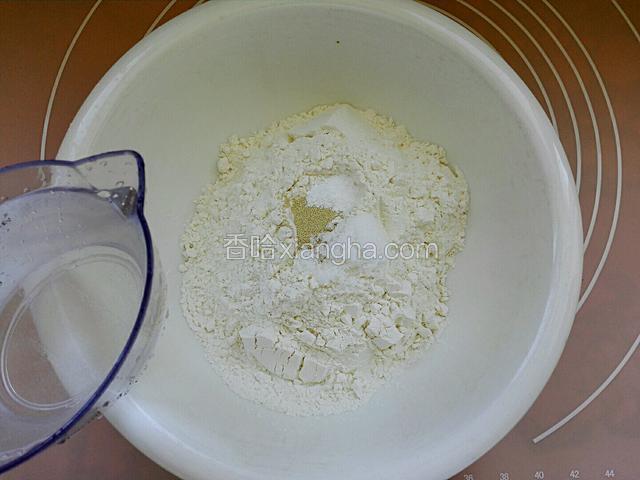 酵母，泡打粉，糖一同放入面粉中，用温水和成团，盖上保鲜膜室温发酵二倍
