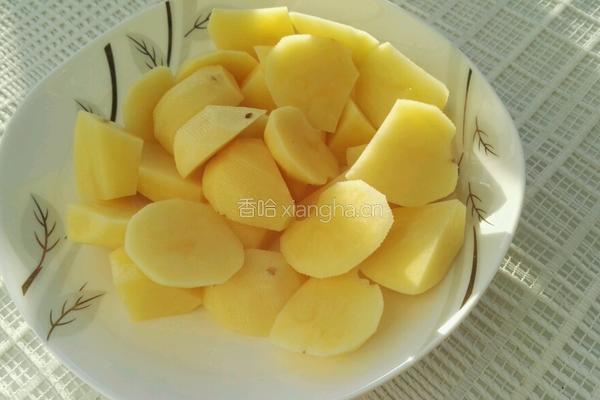 土豆炖鸡肉的做法图解1