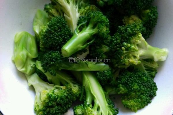 西兰花炒肉的做法图解1