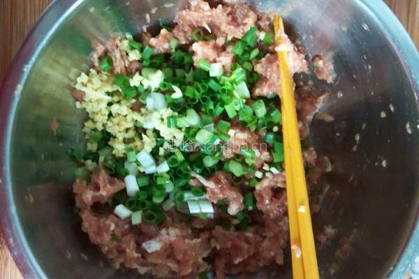 猪肉酸菜饺子的做法图解4