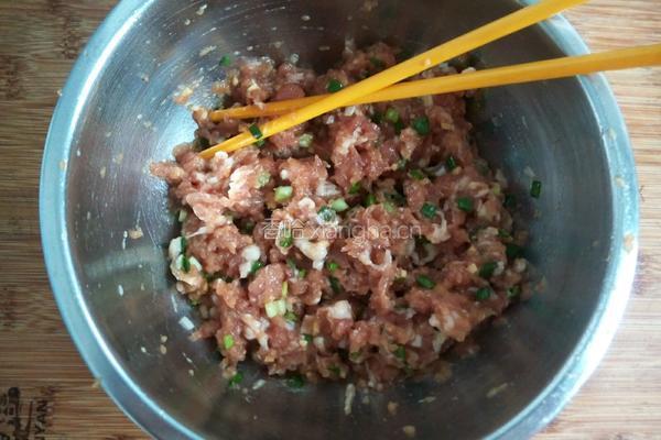 猪肉酸菜饺子的做法图解5
