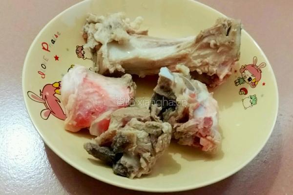 筒子骨玉米萝卜汤的做法图解5
