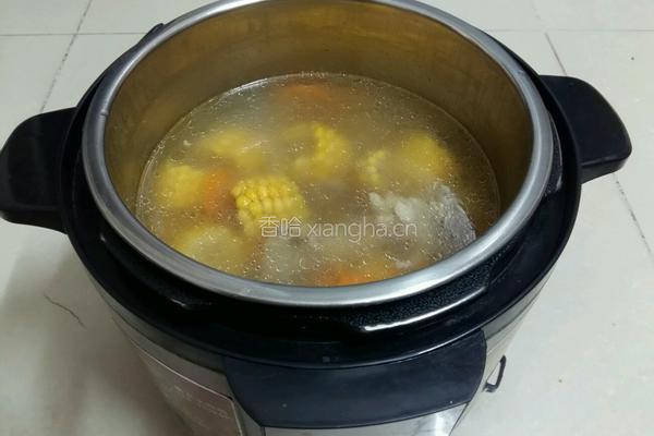 筒子骨玉米萝卜汤的做法图解8